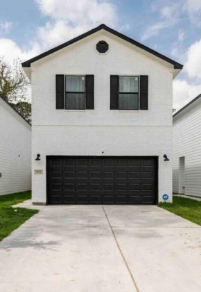Black and White Retreat 8min to downtown